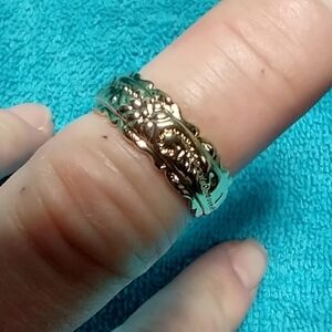 Goldtone flower floral band ring intricate design